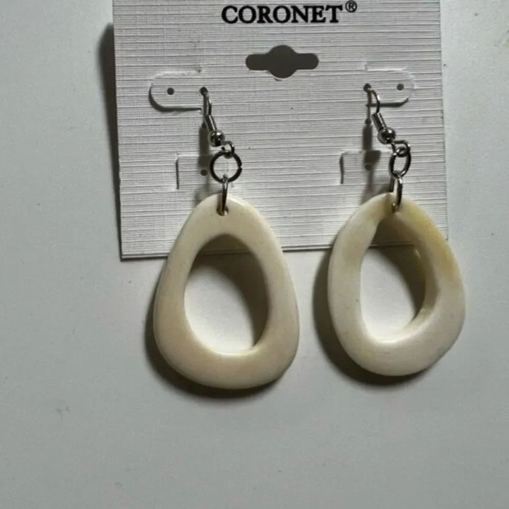 BHTb New‎ Coronet earrings White Polished Stone Dangle Earrings Pierced